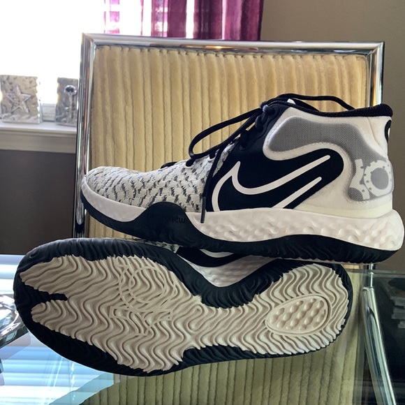 Nike KD’s US Size 7.5 Men’s . Like new . Worn twice on the court only. - Picture 1 of 3